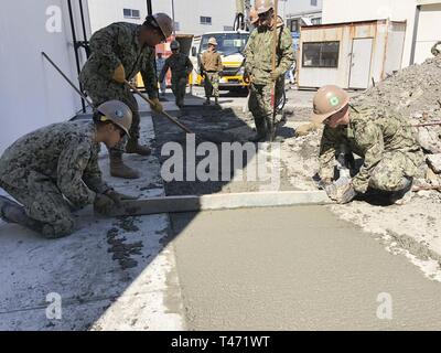 YOKOSUKA, Japon (14 mars 2019) attribué à Seabees Mobile Naval Construction Battalion (NMCB) 3, Det. Râteau à Yokosuka, chape et béton fraîchement mis à bord Commandant, activités liées à la flotte de Yokosuka. NMCB-3 est l'avant déployés dans toute la région indo-pacifique et les Etats-Unis prêts à soutenir des opérations de combat majeures, le théâtre de la sécurité, de l'aide humanitaire et des opérations de secours. Fournir des Seabees mécanique générale et le soutien civil à Marine, Marine Corps et opérationnel interarmées des forces partout au monde. Banque D'Images