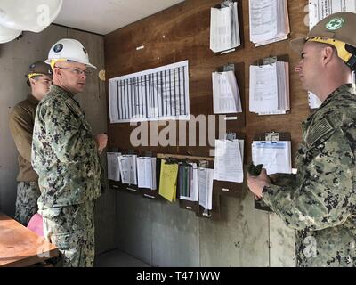 YOKOSUKA, Japon (14 mars 2019) métallurgiste 1re classe Michael Featherston, droite, affectés à la construction navale (bataillon Mobile NMCB) 3, Det. Yokosuka, mémoires Cmdr. Joseph Harder, commandant du NMCB-3, sur l'évolution d'une construction préfabriquée qui servira d'installation de menuiserie, commandant de bord Activités flotte Yokosuka. NMCB-3 est l'avant déployés dans toute la région indo-pacifique et les Etats-Unis prêts à soutenir des opérations de combat majeures, le théâtre de la sécurité, de l'aide humanitaire et des opérations de secours. Fournir des Seabees mécanique générale et le soutien civil à Banque D'Images