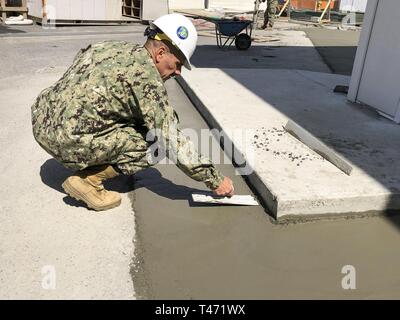 YOKOSUKA, Japon (14 mars 2019) Master Chief Alonso Cadena, commande Master Chief of Naval Construction Battalion Mobile (NMCB) 3 finitions, commandant de bord en béton, activités liées à la flotte de Yokosuka. NMCB-3 est l'avant déployés dans toute la région indo-pacifique et les Etats-Unis prêts à soutenir des opérations de combat majeures, le théâtre de la sécurité, de l'aide humanitaire et des opérations de secours. Fournir des Seabees mécanique générale et le soutien civil à Marine, Marine Corps et opérationnel interarmées des forces partout au monde. Banque D'Images