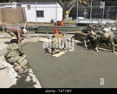 YOKOSUKA, Japon (14 mars 2019) Master Chief Alonso Cadena, commande Master Chief of Naval Construction Battalion Mobile (NMCB) 3, et attribué à Seabees NMCB-3, Det. Yokosuka, béton, commandant de bord finition Activités flotte Yokosuka. NMCB-3 est l'avant déployés dans toute la région indo-pacifique et les Etats-Unis prêts à soutenir des opérations de combat majeures, le théâtre de la sécurité, de l'aide humanitaire et des opérations de secours. Fournir des Seabees mécanique générale et le soutien civil à Marine, Marine Corps et opérationnel interarmées des forces partout au monde. Banque D'Images