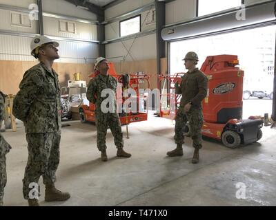 YOKOSUKA, Japon (14 mars 2019) Électricien de construction 2e classe Jacob Raines, droite, affectés à la construction navale (bataillon Mobile NMCB) 3, Det. Yokosuka, mémoires Cmdr. Joseph Harder, commandant du NMCB-3, sur l'évolution d'une construction préfabriquée qui servira d'installation de menuiserie, commandant de bord Activités flotte Yokosuka. NMCB-3 est l'avant déployés dans toute la région indo-pacifique et les Etats-Unis prêts à soutenir des opérations de combat majeures, le théâtre de la sécurité, de l'aide humanitaire et des opérations de secours. Mécanique générale et fournir des Seabees so utenir civile Banque D'Images