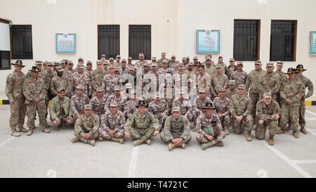 Des soldats de la Garde nationale de Californie 1er escadron du 18e Régiment de cavalerie, et les Forces armées de la Jordanie 10e Bataillon de la Force de garde-frontières, se réunir pour une photo de groupe après avoir obtenu son diplôme le 14 mars 2019, au centre de formation aux opérations de paix près d'Amman, en Jordanie. Le 10e BGF formés avec l'1-18ème CAV sur compétences de soldat comme infraction et exercices bataille défensive, les opérations de tir indirect, sniper et mitrailleuse et de lutter contre la formation de compétences médicales. (Army National Guard Banque D'Images