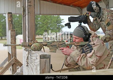 Rory Kennedy (au fusil) et Charles Hunt (sur longue vue) travailler ensemble le 15 mars pour identifier une cible au cours de la défi SWAT à Fort Campbell, Kentucky. Kennedy et chasse sont les deux agents de la Comté (Tenn.) Bureau du shérif. L'adresse au tir de sniper la concurrence était le troisième de cinq événements dans le Défi de SWAT, cette épreuve le physique, tactique et technique de plusieurs organismes concurrents. Banque D'Images