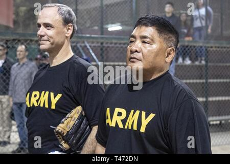 Le Capitaine Noel Cronin et le Sgt. Le major Romeo Gamazon, dirigeants de la chaque soldat un ambassadeur de l'effort, au garde à vous pendant l'hymne national pour commencer un événement social de softball entre les membres du Groupe de travail local et la spartiate communauté koweïtien le 15 mars 2019 au Club au Koweït. L'événement a des gens de tous les âges, la nationalité et le sexe, d'encourager la participation dans le sport et un soutien local pour les activités. Les soldats sont encouragés à développer une voie de l'entraide communautaire et social des partenariats avec des événements sportifs dans le cadre de Banque D'Images