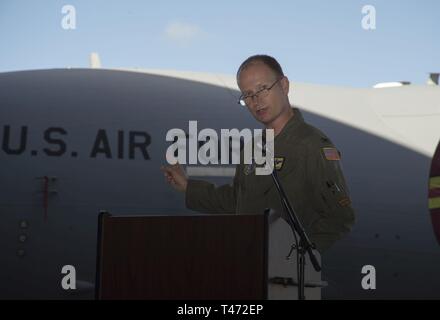 Le colonel Halsey Burks, 15e Escadre, parle de l'importance de la mission qu'honorables 2018 retourné 55 membres tués au service de la guerre de Corée aux États-Unis au cours de l'avion Corée du Nord Plaque commémorative Cérémonie le Joint Base Harbor-Hickam Pearl, Washington, 12 mars 2019. La cérémonie a reconnu les deux C-17 Globemaster III, numéros 05-5147 et 05-5148, et leurs équipages qui ont participé à la tombée. Banque D'Images