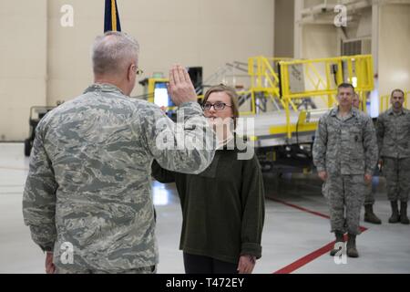 Le colonel David McPhetres, commandant du groupe de maintenance 168e, effectue le serment d'engagement avec l'abbaye Miller, le plus récent du groupe d'un membre, à l'intérieur de l'unité de suspension à l'Eielson Air Force Base, Alaska, le 14 mars 2019. Le recrutement a eu lieu lors d'une visite par le brig. Gen. Torrence Saxe, l'adjudant général de la Garde nationale, de l'Alaska, qui était en visite dans son ancienne unité pour la première fois comme l'adjudant général. Banque D'Images