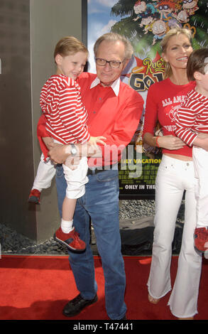 LOS ANGELES, CA. 01 juin 2003 : CNN talk-show host LARRY KING & famille à la première de Los Angeles Go Wild Rugrats. Banque D'Images