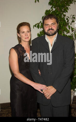 LOS ANGELES, CA. 02 juin 2003 : l'actrice ELIZABETH PERKINS & mari JULIO MACAT lors du 30ème anniversaire de Women in Film Crystal et Lucy Awards à Beverly Hills. Banque D'Images