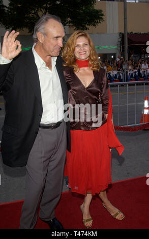 LOS ANGELES, CA. 10 juin 2003 : l'actrice LOLITA DAVIDOVICH & mari réalisateur RON SHELTON au Los Angeles première de leur nouveau film Hollywood Homicide. Banque D'Images