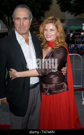 LOS ANGELES, CA. 10 juin 2003 : l'actrice LOLITA DAVIDOVICH & mari réalisateur RON SHELTON au Los Angeles première de leur nouveau film Hollywood Homicide. Banque D'Images