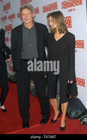 LOS ANGELES, CA. 10 juin 2003 : l'Acteur HARRISON FORD & petite amie l'actrice Calista Flockhart au Los Angeles première de son nouveau film Hollywood Homicide. Banque D'Images