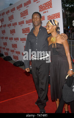 LOS ANGELES, CA. 10 juin 2003 : l'Acteur ISAIAH Washington et Los Angeles femme à la première de son nouveau film Hollywood Homicide. Banque D'Images