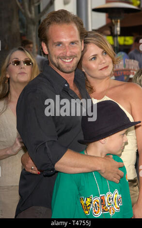 LOS ANGELES, CA. 17 juin 2003 : l'Acteur JOSH LUCAS & famille à la première mondiale de son nouveau film Hulk à Universal Studios Hollywood. Banque D'Images