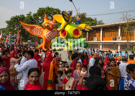 Dhaka, Bangladesh. 14 avr, 2019. Shobhajatra Mangal, une procession colorée et festive célébrant le Pahela Baishakh, Bangala Nouvelle année, part Banque D'Images