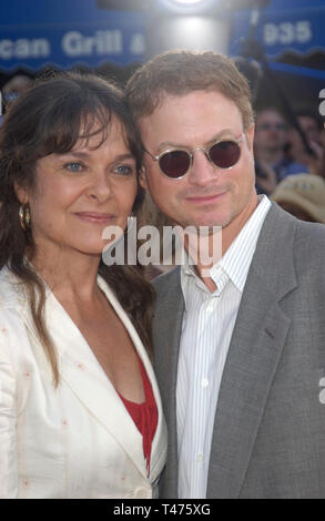 LOS ANGELES, CA. 30 juin 2003 : l'acteur Gary Sinise & femme lors de la première mondiale de Terminator 3 : Rise of the Machines, à Los Angeles. Banque D'Images