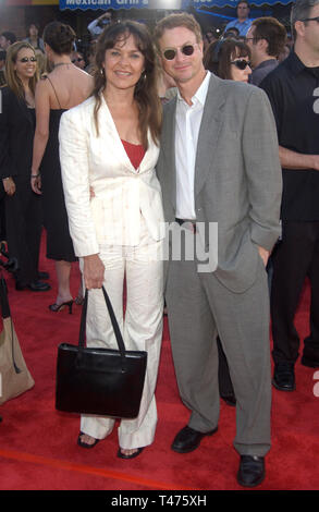 LOS ANGELES, CA. 30 juin 2003 : l'acteur Gary Sinise & femme lors de la première mondiale de Terminator 3 : Rise of the Machines, à Los Angeles. Banque D'Images