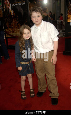 LOS ANGELES, CA. Juillet 22, 2003 acteurs : SPENCER & ABIGAIL BRESLIN lors de la première mondiale, à Los Angeles, de Seabiscuit. Banque D'Images