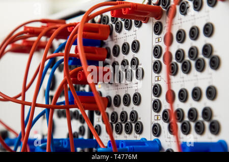 Les connecteurs et les câbles d'un système électrique complexe focus sélectionné Banque D'Images