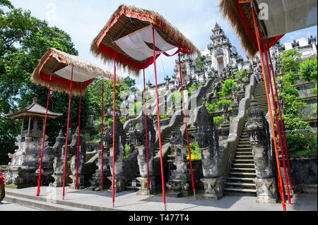 L'Paduraksa portal menant au sanctum (jaba tengah) de Pura Penataran Agung (Temple de Lempuyang Lempuyang) à Bali, Indonésie Banque D'Images