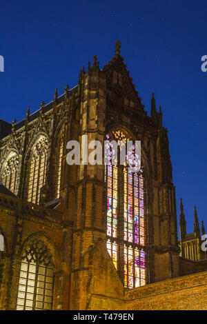 Allumé en vitrail dans le transept de la cathédrale de Saint Martins. Utrecht, Pays-Bas. Banque D'Images