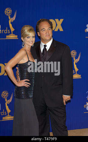 LOS ANGELES, CA. 21 septembre 2003 : COURTNEY THORNE SMITH & JAMES BELUSHI au 55e Emmy Awards à Los Angeles. Banque D'Images