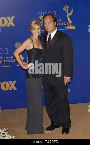 LOS ANGELES, CA. 21 septembre 2003 : COURTNEY THORNE SMITH & JAMES BELUSHI au 55e Emmy Awards à Los Angeles. Banque D'Images