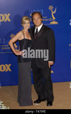 LOS ANGELES, CA. 21 septembre 2003 : COURTNEY THORNE SMITH & JAMES BELUSHI au 55e Emmy Awards à Los Angeles. Banque D'Images