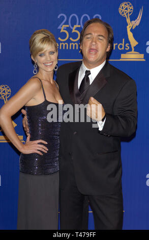 LOS ANGELES, CA. 21 septembre 2003 : COURTNEY THORNE SMITH & JAMES BELUSHI au 55e Emmy Awards à Los Angeles. Banque D'Images