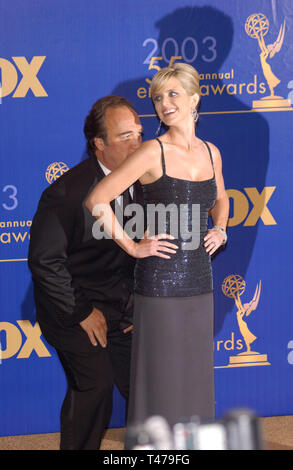 LOS ANGELES, CA. 21 septembre 2003 : COURTNEY THORNE SMITH & JAMES BELUSHI au 55e Emmy Awards à Los Angeles. Banque D'Images