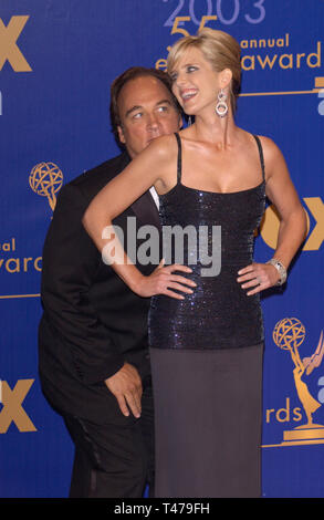 LOS ANGELES, CA. 21 septembre 2003 : COURTNEY THORNE SMITH & JAMES BELUSHI au 55e Emmy Awards à Los Angeles. Banque D'Images