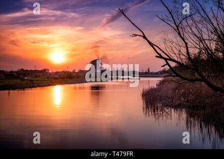 Moulin à vent hollandais historique au coucher du soleil à Leiden, Hollande Banque D'Images