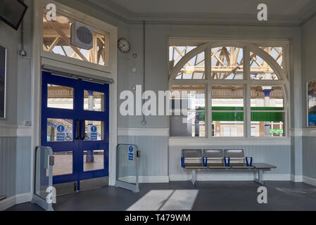 La salle d'attente à Arbroath Station sur un jour de printemps en avril, avec son coin en acier inoxydable et adapté aux besoins des handicapés portes automatiques. Angus, Écosse Banque D'Images