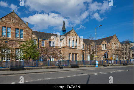 L'avant ,et entrée de l'école primaire victorien construit Dalry, off Dalry Road à Édimbourg par un beau matin de printemps en avril, en Écosse. Banque D'Images