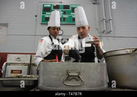 La CPS. Khylissia Robertson, spécialiste culinaire, et le sergent. Carlos Mercado, officier sous-culinaire avancé, des cours pour la saison cuisine mobile concours remorque 11 Mars au cours de l'exercice de formation culinaire à Maclaughlin centre de remise en forme, Fort Lee, en Virginie, la 44e conférence annuelle des JCTE en vedette les talents de plus de 200 chefs militaires de partout dans le monde comme la plus grande American Culinary Federation et dirigée par la concurrence en Amérique du Nord. L'exercice, administré par le Centre d'excellence culinaire commune, a commencé le 9 mars et se terminant le 14 mars. Robertson, un saint Louis, native-ve Banque D'Images