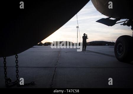 Jacob Navigant de première classe, un Grieger C-17 Globemaster III, arrimeur affecté à la 14e Escadron de transport aérien, complète les opérations de démarrage du moteur lors d'une sortie à l'entraînement de nuit Joint Base Charleston, S.C., 14 mars 2019. Le 14e Escadron de transport aérien offre des prêts au combat C-17A Globemaster III pour les équipages à travers le monde, le transport aérien de livraison rapide à l'appui des efforts de la mobilité mondiale de la Force aérienne pendant les imprévus. Banque D'Images