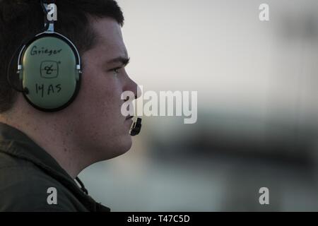 Jacob Navigant de première classe, un Grieger C-17 Globemaster III, arrimeur affecté à la 14e Escadron de transport aérien, attend le démarrage du moteur lors d'un entraînement de nuit sortie à Joint Base Charleston, S.C., 14 mars 2019. Le 14e Escadron de transport aérien offre des prêts au combat C-17A Globemaster III pour les équipages à travers le monde, le transport aérien de livraison rapide à l'appui des efforts de la mobilité mondiale de la Force aérienne pendant les imprévus. Banque D'Images