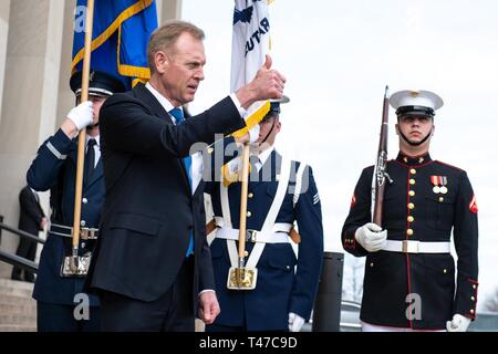 Secrétaire par intérim de la Défense Patrick M. Shanahan gestes vers l'accord après des réunions dans le pentagone avec le Président Donald J. Trump à Washington, D.C., le 15 mars 2019. Banque D'Images
