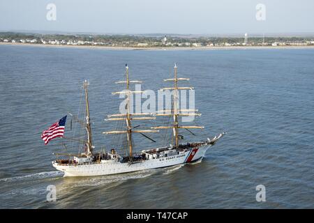 Garde-Eagle le transit vers la rivière Savannah Savannah, Géorgie, Mars 15, 2019, en face de la plage de Tybee Island. L'aigle est arrivé en savane pour le week-end de la fête de la Saint-Patrick, avec plus de 100 personnes à bord. Banque D'Images