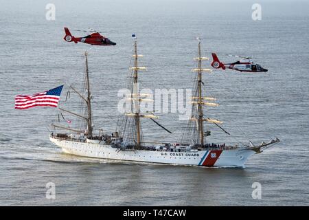 Garde-Eagle le transit vers la rivière Savannah Savannah, Géorgie, 15 mars 2019, aux côtés de deux hélicoptères d'Air Station Savannah. L'aigle est arrivé en savane pour le week-end de la fête de la Saint-Patrick, avec plus de 100 personnes à bord. Banque D'Images