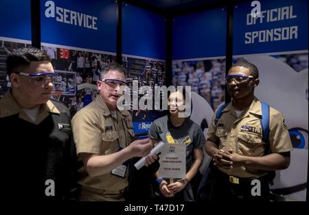 LOUIS (15 mars 2019) Master Chief Peter Steinberg, un professeur de sciences de la marine avec les Cleveland Junior Marine Corps de formation des officiers de réserve (NJROTC) Academy, et NJROTC cadets, faites une visite guidée de la For Inspiration and Recognition of Science and Technology (première) Robotics St. Louis concours régional, le 15 mars 2019. Premier Robotics est un lycée international concours de robotique qui se tient chaque année à laquelle les équipes d'élèves du secondaire, les entraîneurs et les mentors, des jeux de construction des robots qui effectuer des tâches telles que la notation des balles dans les buts, disques volants en buts, les tubes intérieurs sur rac Banque D'Images