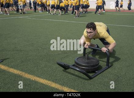 NEWS, Virginie (15 mars 2019) - Intérieur électricien en communications 3e classe Alex Sherwood, à partir de Las Vegas, Nevada et l'homme du second prix de la Deep Six Fitness Challenge, pousse une luge pondérée lors de la commande de l'entraînement physique à Huntington Hall. George Washington est l'objet d'un complexe de ravitaillement révision (RCOH) au chantier naval Newport News. RCOH est un projet de quatre ans presque réalisée qu'une seule fois pendant une durée de 50 ans du transporteur qui comprend la durée de vie de l'équipage du navire de ravitaillement deux réacteurs nucléaires, ainsi que d'importantes réparations, mises à niveau et de modernisation. Banque D'Images