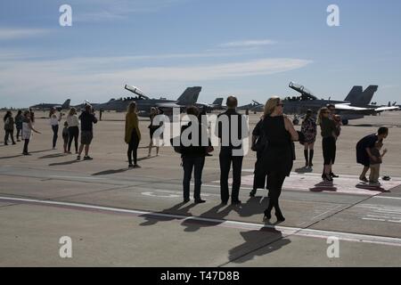 Les familles de Marines avec Marine Fighter Attack Squadron 225, Marine Aircraft Group 11, 3rd Marine Aircraft Wing, attendent le retour de leur proche de Marine Corps Air Station Miramar, Californie, le 15 mars, à la suite d'une période de six mois le programme de déploiement de l'unité au Japon. Les Marines et les marins ont volé, fixe, et ont combattu aux côtés des forces étrangères tout au long de Guam, de Corée du Sud et le Japon dans le cadre de l'America's force expéditionnaire en préparation. Banque D'Images