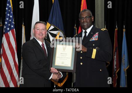 Le général de Cedric gagne, commandant général de l'armée américaine commande Développement des capacités de combat, présente un certificat de promotion à M. Alfred Grein, directeur exécutif, Recherche & Technologie, intégration de systèmes de véhicules au sol du CCDC Centre, sur sa promotion à l'armée américaine Senior Executive Service lors d'une cérémonie à Detroit (Michigan), d'Arsenal Le 15 mars 2019. Banque D'Images