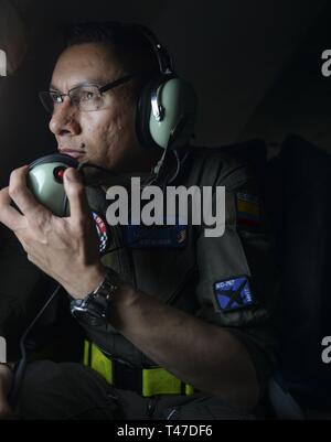 La Force aérienne colombienne Tanker Transport multimission Jupiter 767 crew chief, communique aux pilotes lors de la préparation pour un ravitaillement aérien au-dessus de Nevada avec U.S. Navy EA-18G Bourguignons au cours de drapeau rouge 19-2, le 15 mars 2019. Les autorités colombiennes MMTT Jupiter 767 est le seul avion capable de mener des missions pour le grognard au cours de drapeau rouge 19-2 en raison de la disponibilité de différents systèmes de ravitaillement en vol pour l'exercice. Banque D'Images