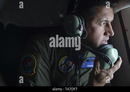 La Force aérienne colombienne Tanker Transport multimission Jupiter 767 crew chief, communique aux pilotes lors de la préparation pour un ravitaillement aérien au-dessus de Nevada avec U.S. Navy EA-18G Bourguignons au cours de drapeau rouge 19-2, le 15 mars 2019. Les autorités colombiennes MMTT Jupiter 767 est le seul avion capable de mener des missions pour le grognard au cours de drapeau rouge 19-2 en raison de la disponibilité de différents systèmes de ravitaillement en vol pour l'exercice. Banque D'Images