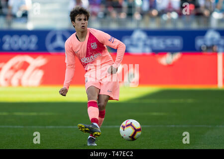 Huesca, Espagne. 13 avr, 2019. Riqui Puig, du FC Barcelone (28) au cours de la Ligue espagnole football match entre SD Huesca et le FC Barcelone à l'El Alcoraz stadium à Huesca le 13 avril 2019. Le match s'est terminé par un nul 0-0. Crédit : Daniel Marzo/Pacific Press/Alamy Live News Banque D'Images