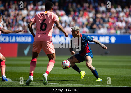 Huesca, Espagne. 13 avr, 2019. Chimy Avila de SD Huesca (19) au cours de la Ligue espagnole football match entre SD Huesca et le FC Barcelone à l'El Alcoraz stadium à Huesca le 13 avril 2019. Le match s'est terminé par un nul 0-0. Crédit : Daniel Marzo/Pacific Press/Alamy Live News Banque D'Images