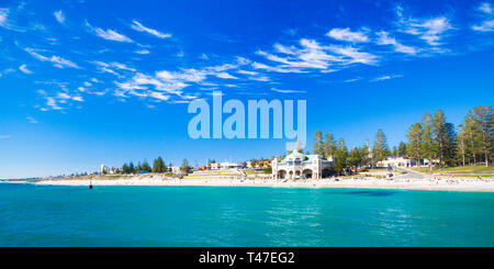 Plage de Cottesloe, Perth, Australie. Les cirrus au-dessus de Cottesloe Beach sur une belle journée ensoleillée, chaude, Banque D'Images