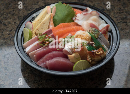 Sushi dans un contenant à emporter Banque D'Images