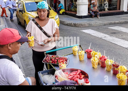 Cartagena Colombie,résident hispanique,résidents,homme hommes homme,rue fournisseur de trottoir fruit,femme femme femme,paiement personnalisé,coupes de fruits, Banque D'Images